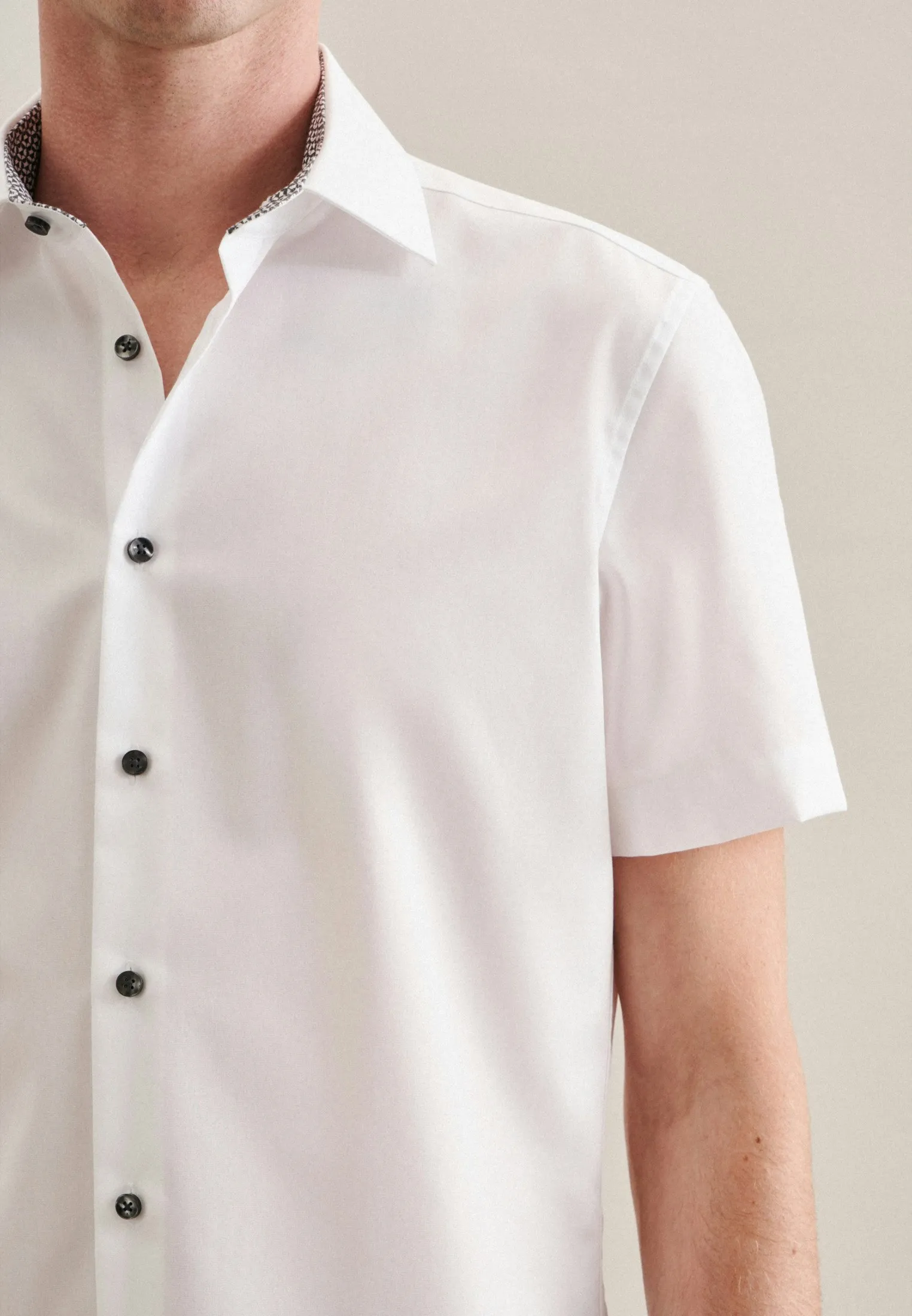 NONIRON POPELINE KORTE ARM BUSINESS OVERHEMD IN SLIM WITH KENTKRAAG